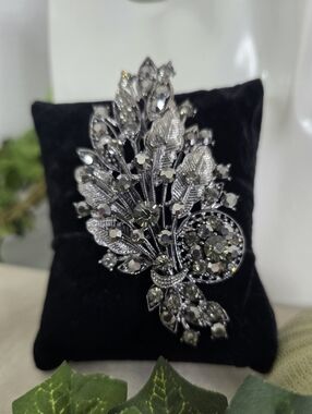 Vintage Smoky Gray Crystal Spray Brooch Pin Silver Tone Leaf & Floral Statement